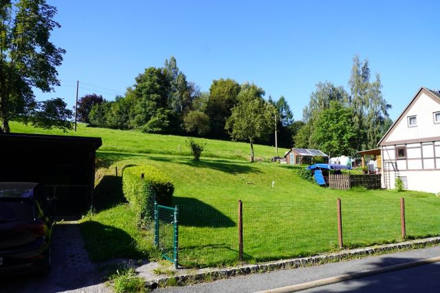 Blick von der Dorfstraße auf die Umgebung und Richtung Verkaufsgegenstand - Großes Grundstück mit baufälligem Wohnhaus in idyllischer, ruhiger Lage im Erzgebirge