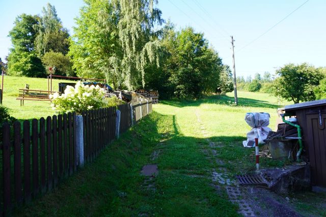 Blick von der Dorfstraße auf die Zuwegung über die Flurstücke 996/6 und 190/11 Richtung Verkaufsgegenstand - Großes Grundstück mit baufälligem Wohnhaus in idyllischer, ruhiger Lage im Erzgebirge