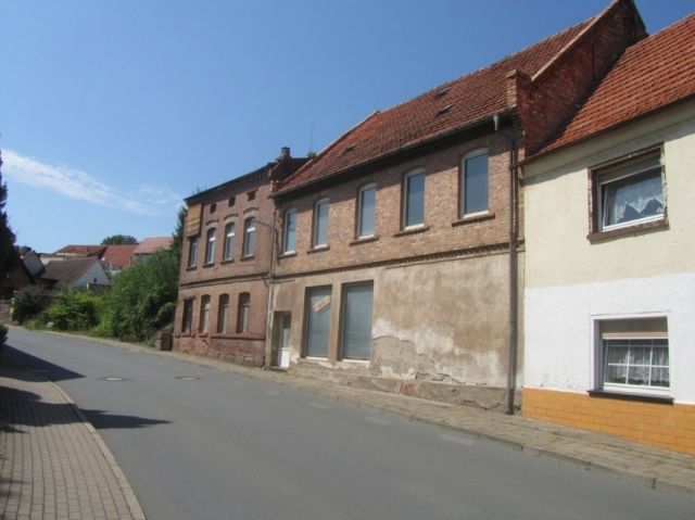 Blick Richtung Verkaufsobjekt und die umliegende Bebauung - Ruinöses Wohnhaus nordwestlich von Halle (Saale)