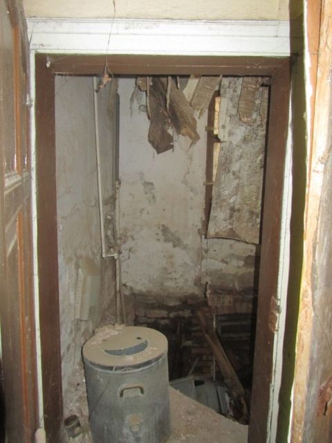  Blick in den Raum hinter der Haustür links zum Hof hin, alles bis zum Keller eingebrochen - Ruinöses Wohnhaus nordwestlich von Halle (Saale)