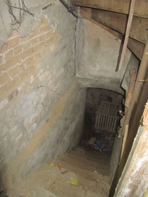 Innenansicht Zugang zum Keller, am Ende der Treppe alles verschüttet - Ruinöses Wohnhaus nordwestlich von Halle (Saale)