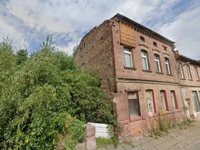 Blick auf Verkaufsobjekt und Nachbarbebauung - Ruinöses Wohnhaus nordwestlich von Halle (Saale)