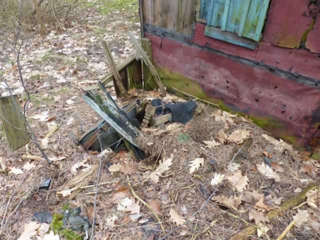 Ablagerungen auf der Verkaufsfläche - Vertragsfreie Waldfläche angrenzend an bebaute Grundstücke unweit des Ortskerns von Borkwalde