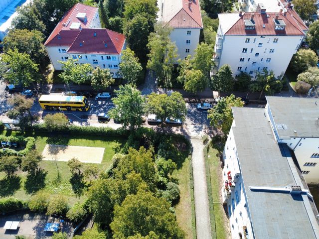Blick auf die Verkaufsfläche und Umgebung - Baugrundstück mit Baugenehmigung zur Errichtung eines Wohnhauses im Rheingauviertel in Berlin-Wilmersdorf