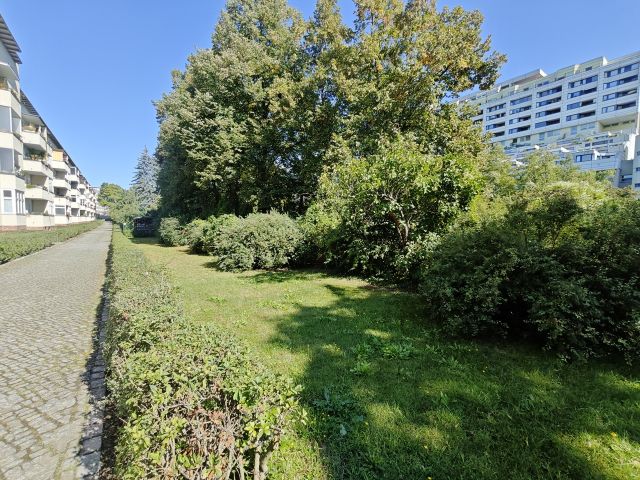 Blick auf die Verkaufsfläche und Umgebung - Baugrundstück mit Baugenehmigung zur Errichtung eines Wohnhauses im Rheingauviertel in Berlin-Wilmersdorf