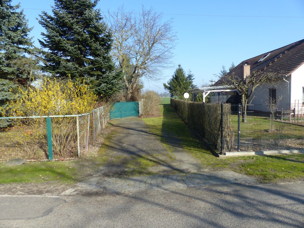 Schmale Freifläche zwischen Wohngrundstücken