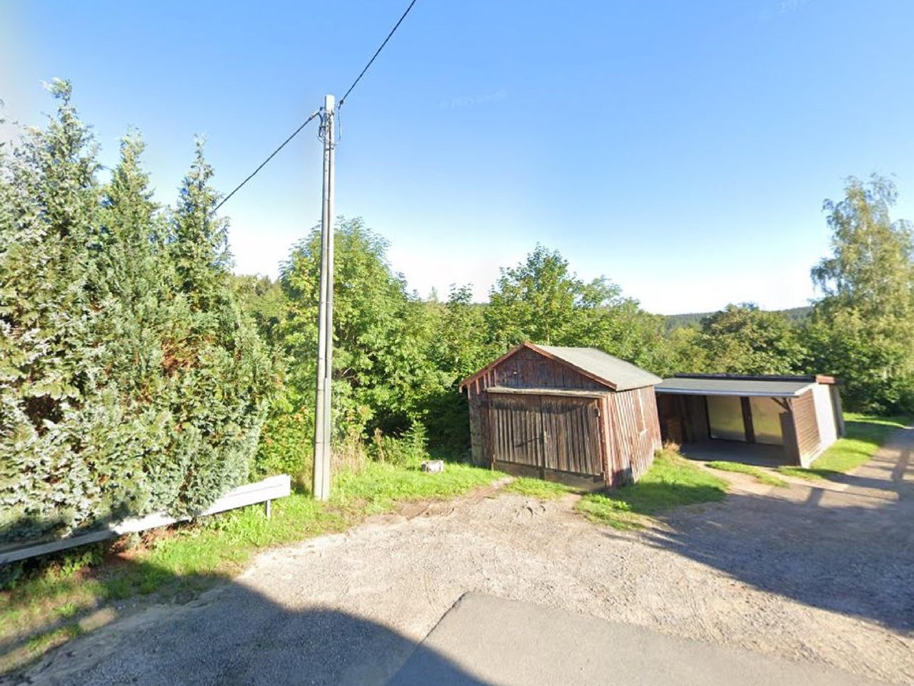 Teilweise verpachtetes Grundstück mit Garagen und Carport in Pächtereigentum gegenüber der Wohnbebauung