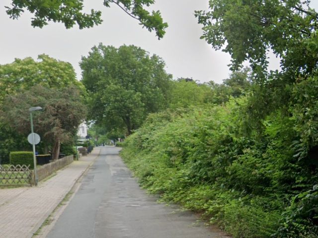 Verkaufsfläche und Umgebung - Vertragsfreies Grundstück um einen Garagenkomplex **innerhalb einer Wohnsiedlung in Bad Nenndorf und unweit von Hannover**