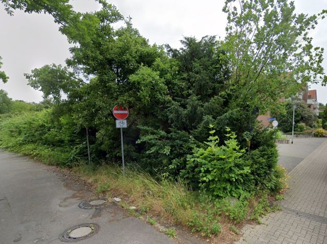 Blick auf die Verkaufsfläche und Umgebung - Vertragsfreies Grundstück um einen Garagenkomplex **innerhalb einer Wohnsiedlung in Bad Nenndorf und unweit von Hannover**