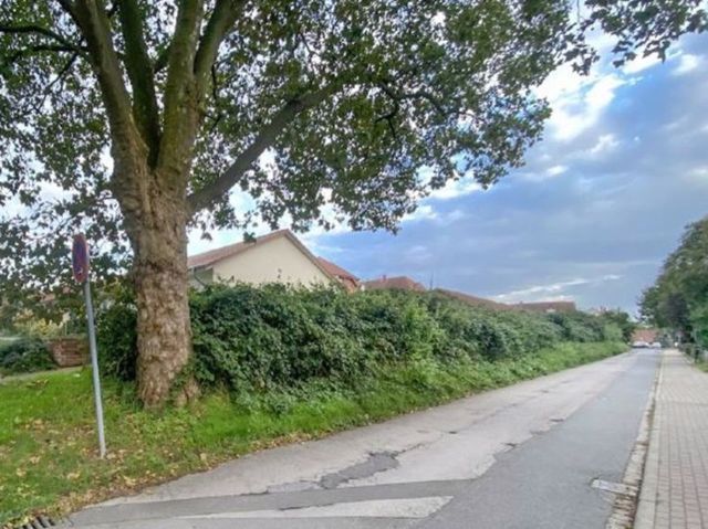 Blick auf die Verkaufsfläche und Umgebung - Vertragsfreies Grundstück um einen Garagenkomplex **innerhalb einer Wohnsiedlung in Bad Nenndorf und unweit von Hannover**