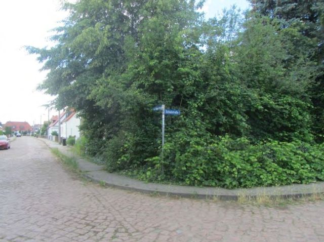 Verkaufsgegenstand - Vertragsfreies Wohngrundstück mit Garten **inklusive desolater Doppelhaushälfte**