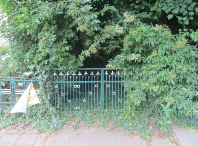 Gartentor - Vertragsfreies Wohngrundstück mit Garten **inklusive desolater Doppelhaushälfte**