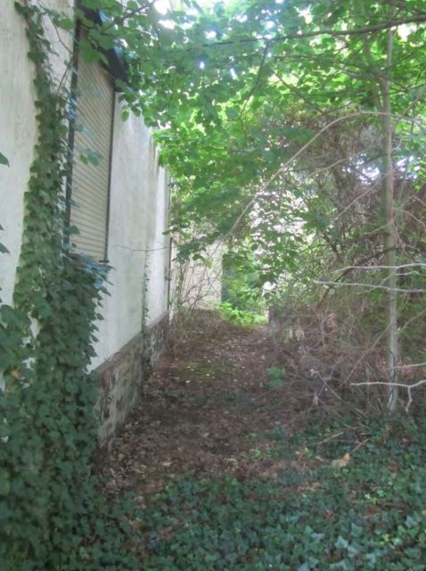 Hofbereich und Nebengelass - Vertragsfreies Wohngrundstück mit Garten **inklusive desolater Doppelhaushälfte**