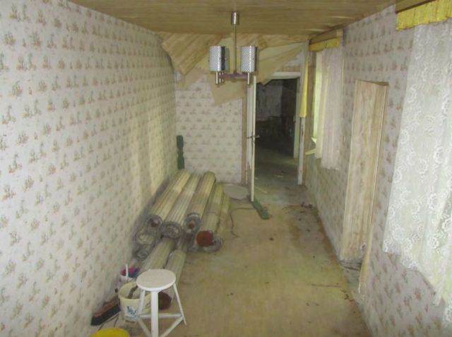 Innenansicht Verbinder zum Wohnhaus - Vertragsfreies Wohngrundstück mit Garten **inklusive desolater Doppelhaushälfte**