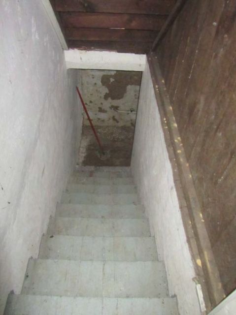 Abgang zum Keller - Vertragsfreies Wohngrundstück mit Garten **inklusive desolater Doppelhaushälfte**