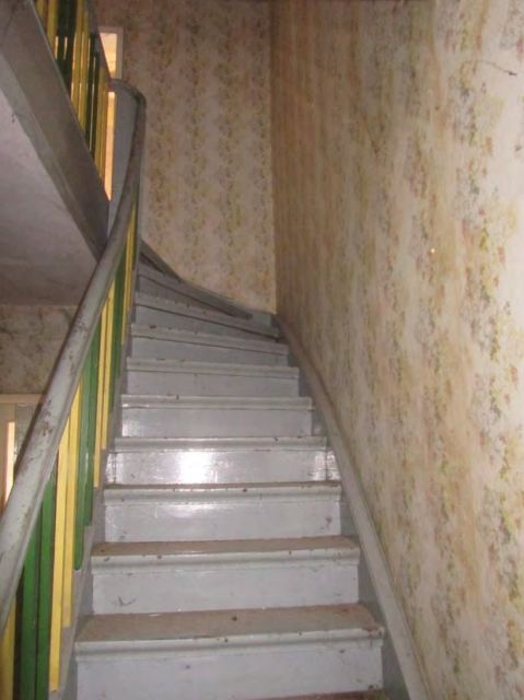 Treppe zum OG - Vertragsfreies Wohngrundstück mit Garten **inklusive desolater Doppelhaushälfte**