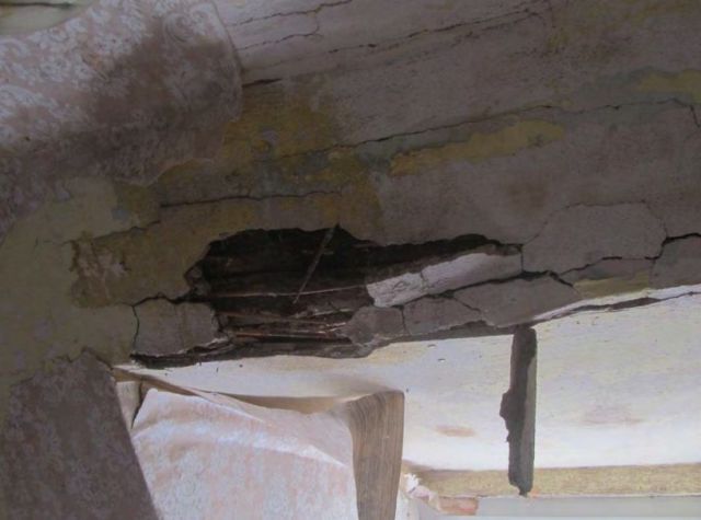 Innenansicht Wohnhaus OG - Nässeschäden über der Gaube - Vertragsfreies Wohngrundstück mit Garten **inklusive desolater Doppelhaushälfte**