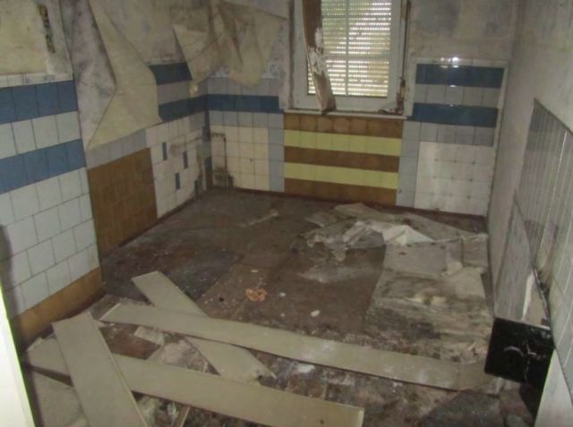 Ehem. Bad im OG - Vertragsfreies Wohngrundstück mit Garten **inklusive desolater Doppelhaushälfte**