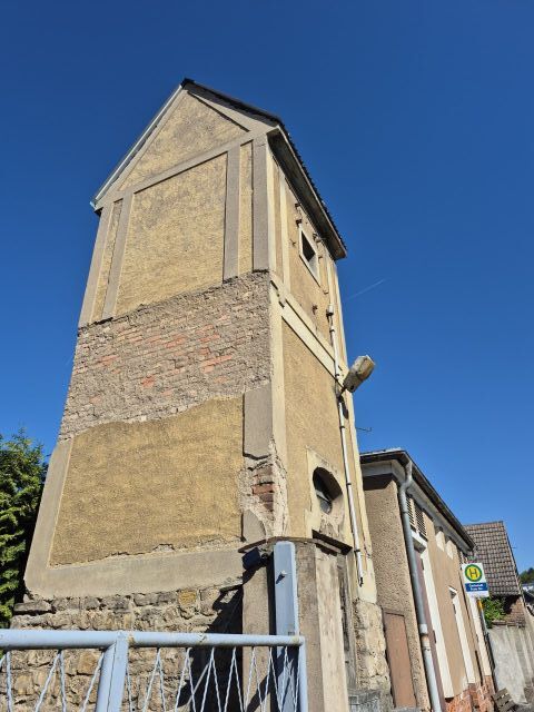 Blick auf Verkaufsobjekt und Umgebung - Ehemalige Turmstation in zentraler Ortslage an der Hauptstraße - 2-stöckiges Gebäude