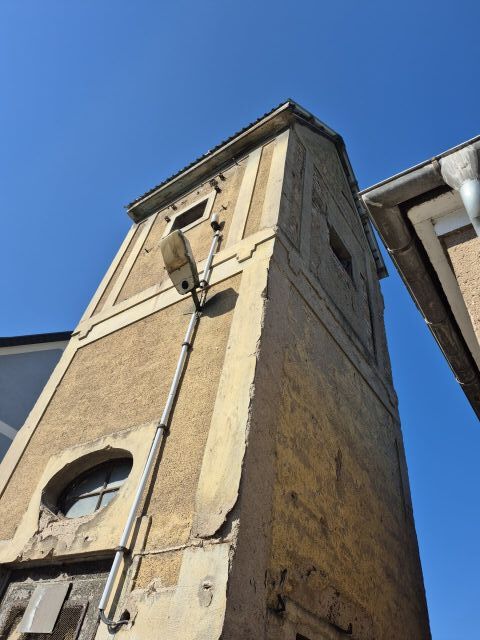 Blick auf Verkaufsobjekt - Ehemalige Turmstation in zentraler Ortslage an der Hauptstraße - 2-stöckiges Gebäude