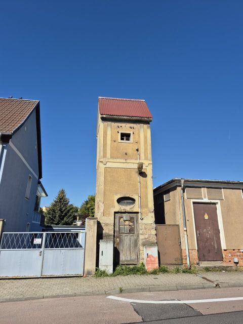 Blick auf Verkaufsobjekt und Umgebung - Ehemalige Turmstation in zentraler Ortslage an der Hauptstraße - 2-stöckiges Gebäude