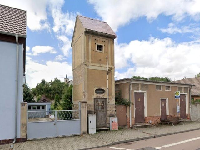 Blick auf Verkaufsobjekt und Umgebung - Ehemalige Turmstation in zentraler Ortslage an der Hauptstraße - 2-stöckiges Gebäude