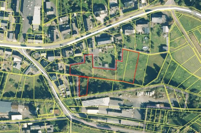 Umgebungsskizze - Grünland teilweise mit Gehölzbewuchs zwischen einem Wohn- und einem Gewerbegebiet am Rande des Westerwalds * lt. FNP Mischgebiet