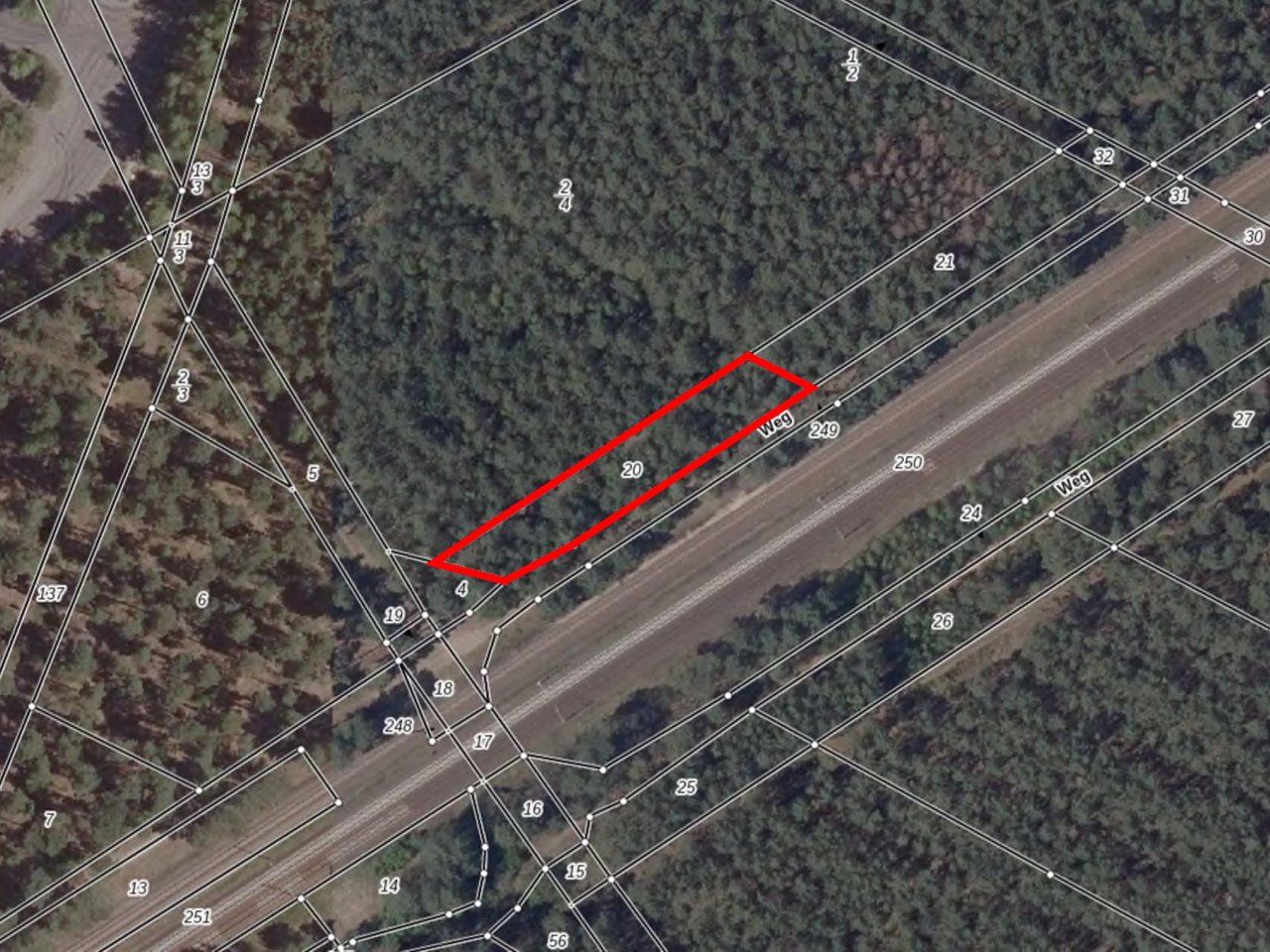 Vertragsfreie Waldfläche innerhalb eines größeren Waldgebietes** etwa 20 km vom Berliner Ring entfernt**