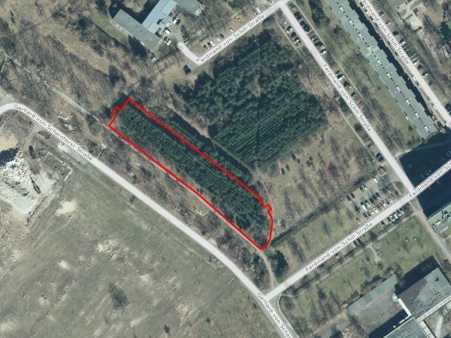 Lageskizze mit Luftbildunterlegung - Vertragsfreies, überwiegend mit Bäumen bewachsenes Grundstück **etwa 4 km westlich vom Badestrand Scheibe-See entfernt**