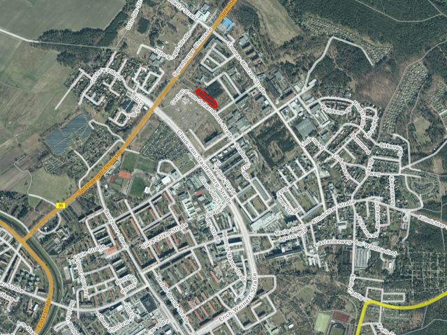 Lageskizze mit Umgebung und Luftbildunterlegung - Vertragsfreies, überwiegend mit Bäumen bewachsenes Grundstück **etwa 4 km westlich vom Badestrand Scheibe-See entfernt**