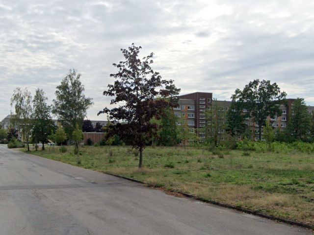 Blick von der Gerhard-von-Scharnhorst-Straße in die Umgebung - Vertragsfreies, überwiegend mit Bäumen bewachsenes Grundstück **etwa 4 km westlich vom Badestrand Scheibe-See entfernt**