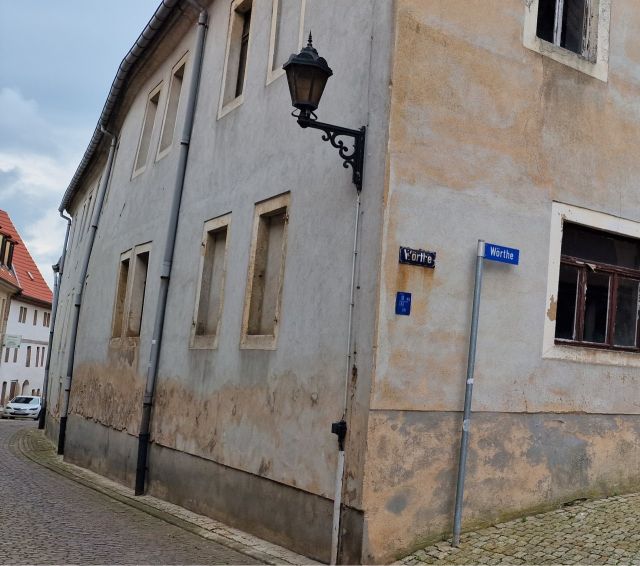 Straßenansicht des Wohnhauses - Ehemaliger Kaufmannshof mit ruinösen Nebengebäuden *südlicher Altstadtbereich, ca. 40 km von der Hallenser Innenstadt entfernt*