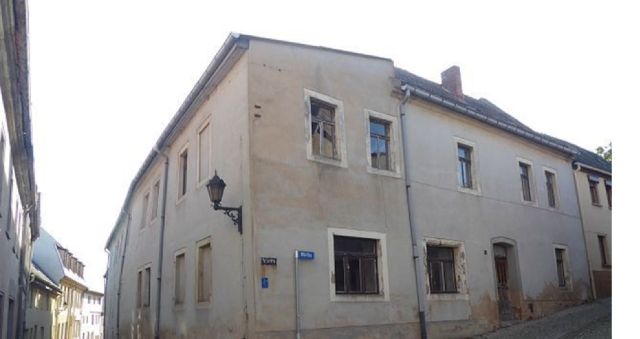 Straßenansicht des Wohnhauses - Ehemaliger Kaufmannshof mit ruinösen Nebengebäuden *südlicher Altstadtbereich, ca. 40 km von der Hallenser Innenstadt entfernt*