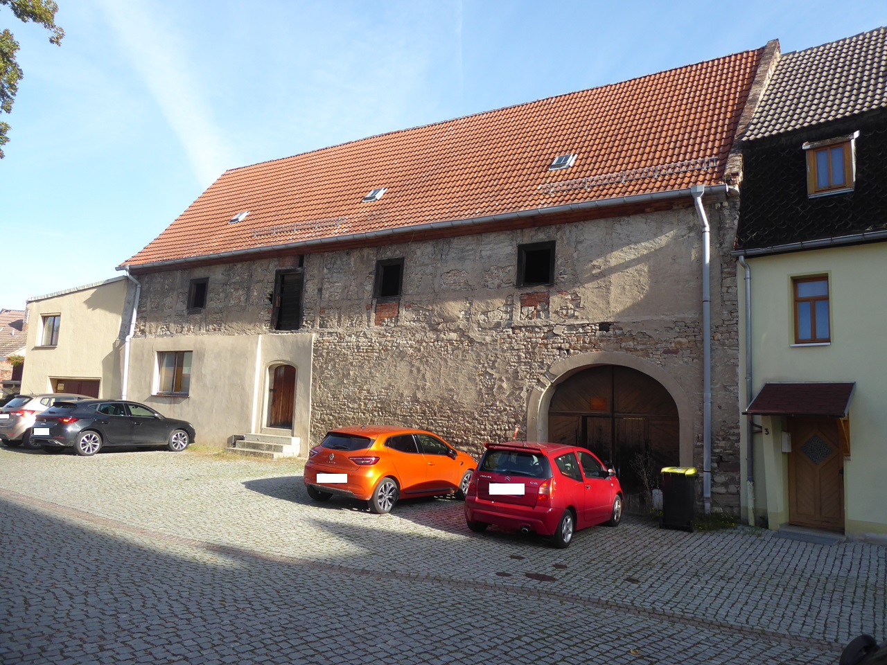 Ehemaliger Kaufmannshof mit ruinösen Nebengebäuden *südlicher Altstadtbereich, ca. 40 km von der Hallenser Innenstadt entfernt*