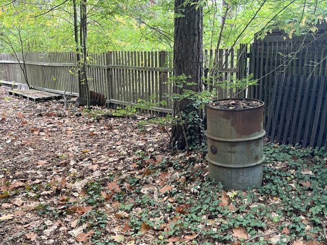 Metalltonne auf dem Grundstück - Vertragsfreie Waldfläche mit ehemaliger Gartenlaube in Baruth/Mark **etwa 40 km südlich von Berlin entfernt**