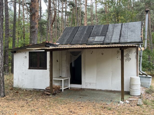 Ehemalige Gartenlaube - Vertragsfreie Waldfläche mit ehemaliger Gartenlaube in Baruth/Mark **etwa 40 km südlich von Berlin entfernt**