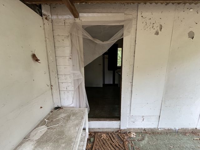 Zugang zur ehemaligen Gartenlaube - Vertragsfreie Waldfläche mit ehemaliger Gartenlaube in Baruth/Mark **etwa 40 km südlich von Berlin entfernt**