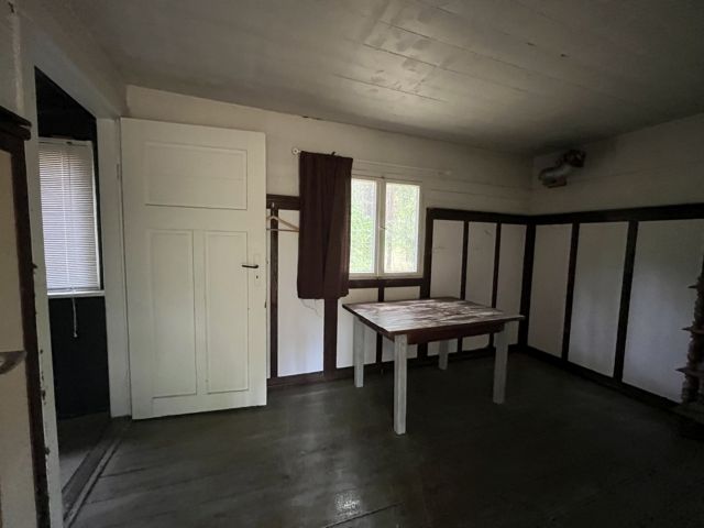 Innenansicht Gartenlaube - Vertragsfreie Waldfläche mit ehemaliger Gartenlaube in Baruth/Mark **etwa 40 km südlich von Berlin entfernt**