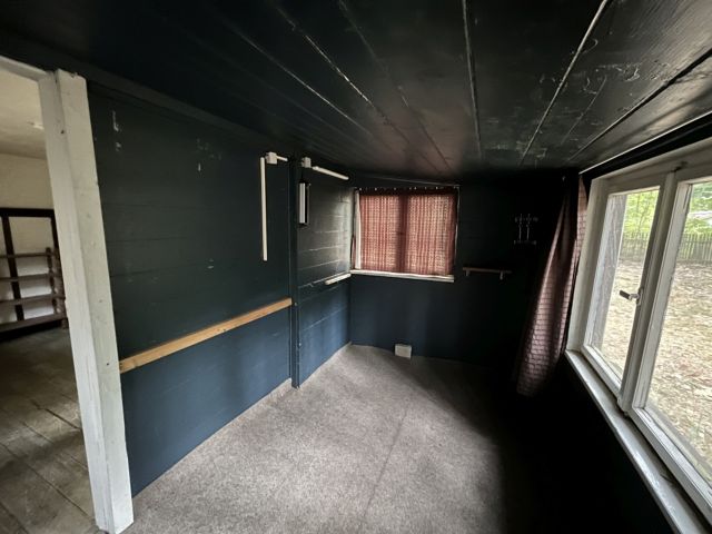 Innenansicht Gartenlaube - Vertragsfreie Waldfläche mit ehemaliger Gartenlaube in Baruth/Mark **etwa 40 km südlich von Berlin entfernt**