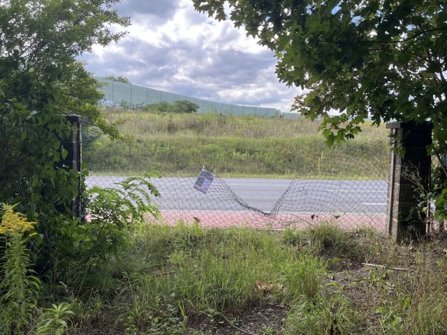 Zufahrtsbereich - Ehemaliges Einfamilienhaus mit Bungalow im Außenbereich von Mühlenbeck **leerstehend**