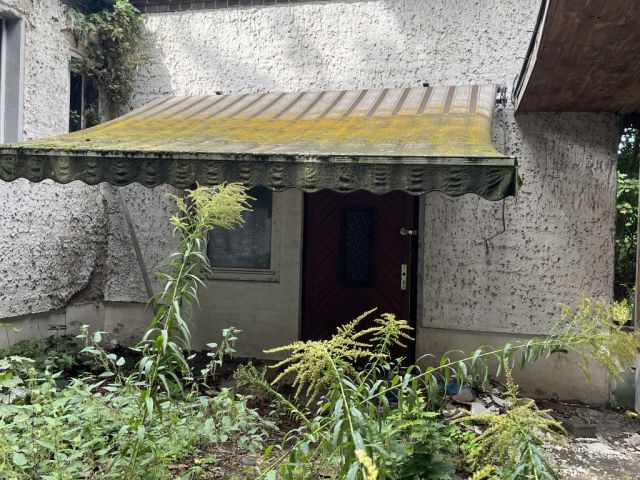 Seiteneingang zum Haus - Ehemaliges Einfamilienhaus mit Bungalow im Außenbereich von Mühlenbeck **leerstehend**