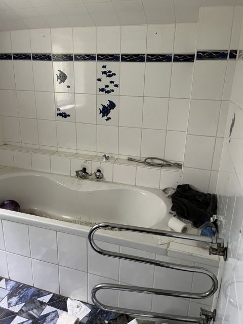 Innenansicht ehemaliges Wohnhaus (Bad) - Ehemaliges Einfamilienhaus mit Bungalow im Außenbereich von Mühlenbeck **leerstehend**