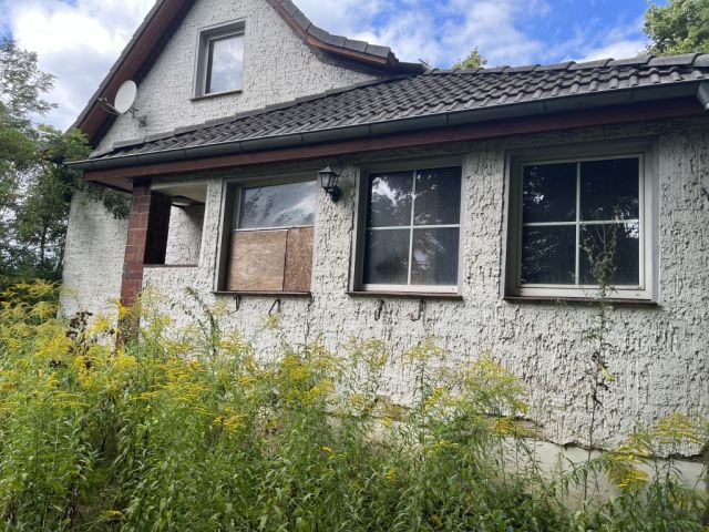 Südliche Ansicht mit Eingang zum Haus - Ehemaliges Einfamilienhaus mit Bungalow im Außenbereich von Mühlenbeck **leerstehend**