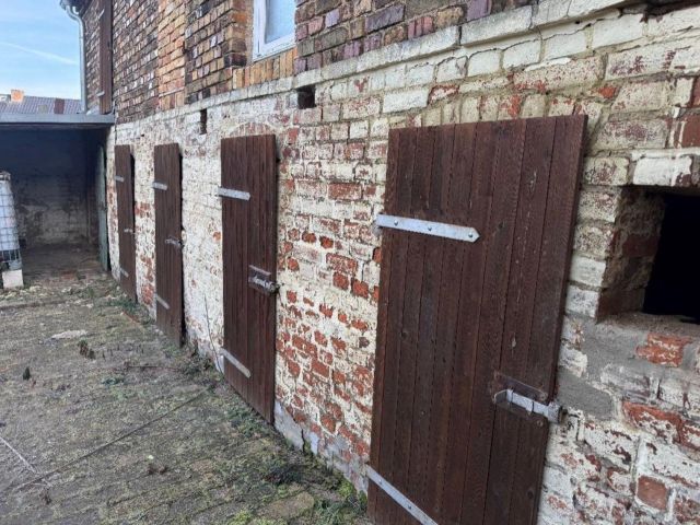 Nebengelass mit Stallungen - Leerstehendes Wohnhaus mit Nebengelass (miet- und pachtfrei)