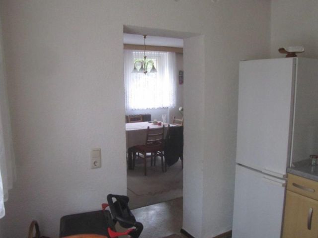 Küche mit Blick in das Wohnzimmer in den Essbereich. Stand Mai 2024 (zwischenzeitlich beräumt) - Leerstehendes Wohnhaus mit Nebengelass (miet- und pachtfrei)