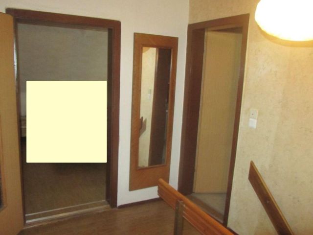 Geradezu befindet sich das Schlafzimmer. Rechts befindet sich das Badezimmer und links befindet sich das ehemalige Kinderzimmer. - Leerstehendes Wohnhaus mit Nebengelass (miet- und pachtfrei)