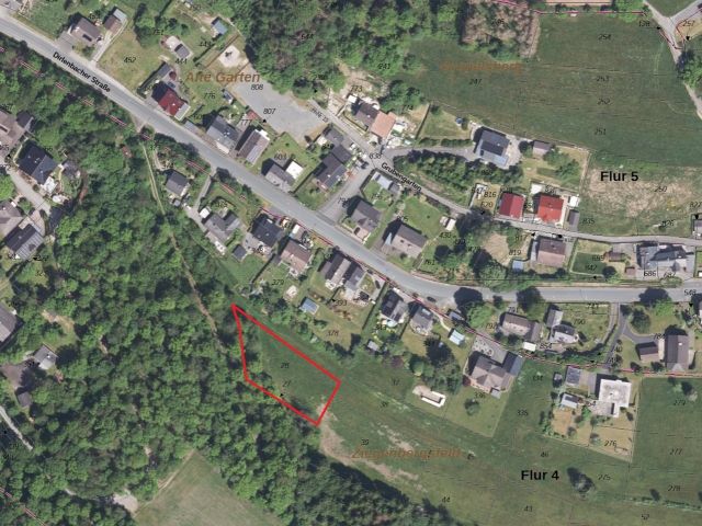 Lageskizze mit Umgebung und Luftbildunterlegung - Vertragsfreie Landwirtschaftsfläche hinter Wohnbebauung in Freudenberg