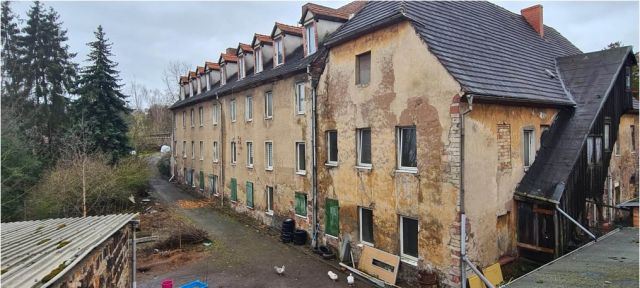 Blick auf Verkaufsgegenstand - Teilweise vermietetes Mehrfamilienhaus mit Anbauten und Nebengelass in Mansfeld ** Jahresnettomiete ca. € 10.366 **