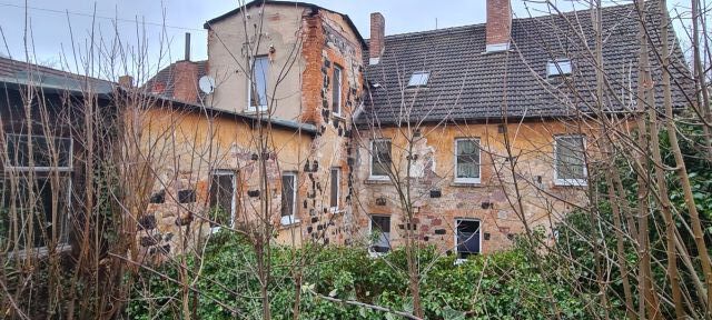Blick auf Verkaufsgegenstand - Teilweise vermietetes Mehrfamilienhaus mit Anbauten und Nebengelass in Mansfeld ** Jahresnettomiete ca. € 10.366 **