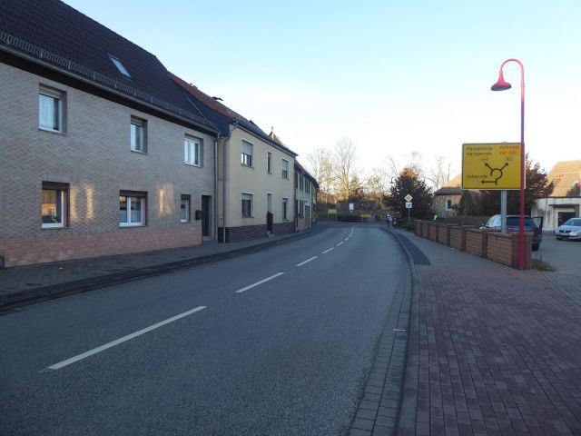 Ansicht Friedensallee westlich - Teilweise vermietetes Mehrfamilienhaus mit Anbauten und Nebengelass in Mansfeld ** Jahresnettomiete ca. € 10.366 **